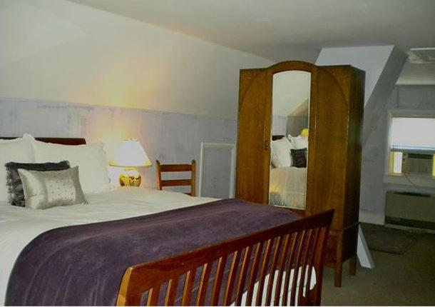 Deluxe Double Room with Extra Bed image 3