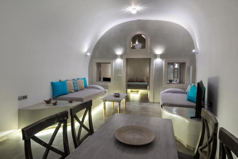 One-Bedroom Cave Apartment with Outdoor Hot Tub  image 4
