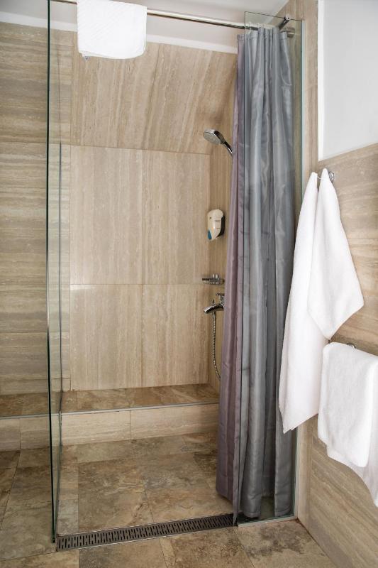 Deluxe Twin Room with Balcony image 2