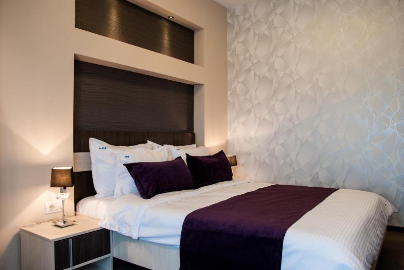 Standard Suite with Lateral Sea View image 3