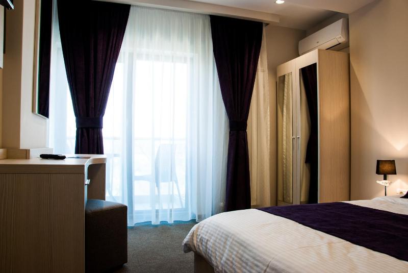 Suite with Balcony and Lateral Sea View image 2