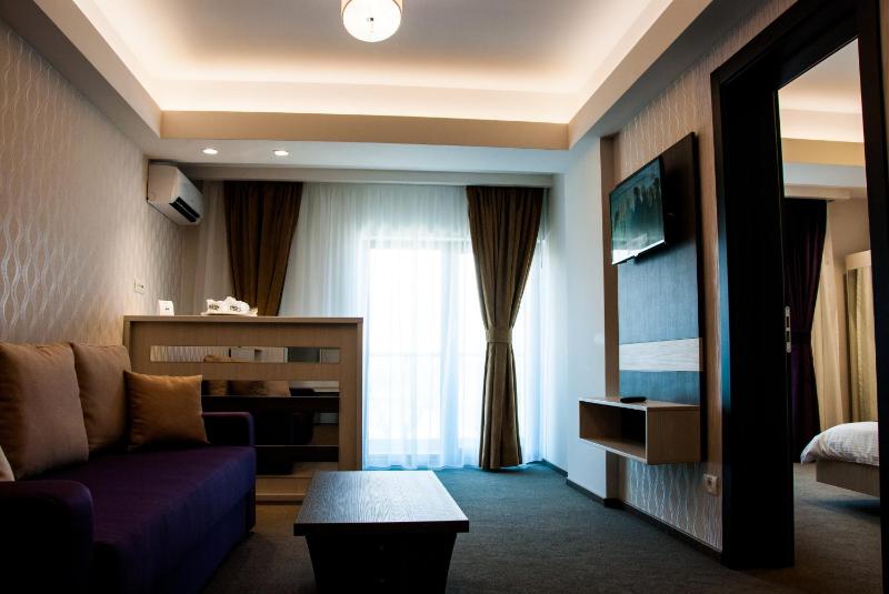 Standard Suite with Lateral Sea View image 2
