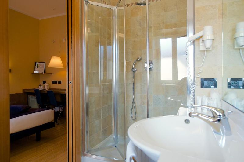 Standard Twin Room image 3