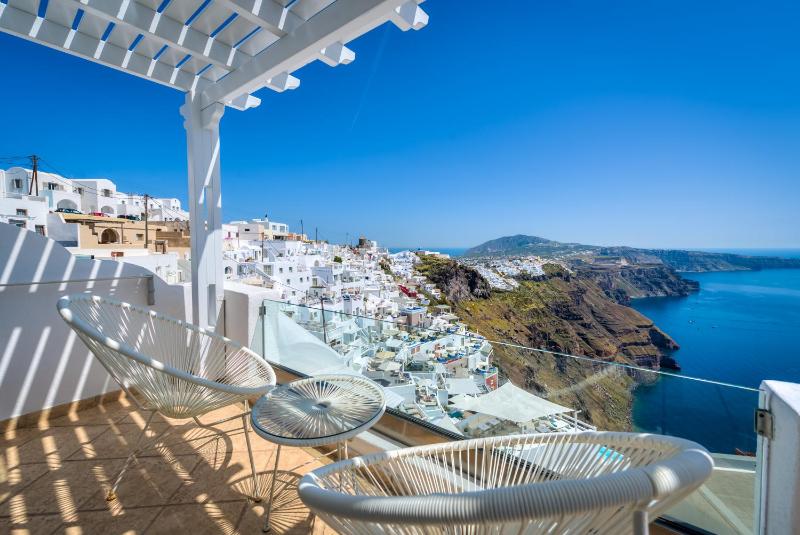 Grand View Maisonette with Outdoor Hot Tub and Caldera View image 4