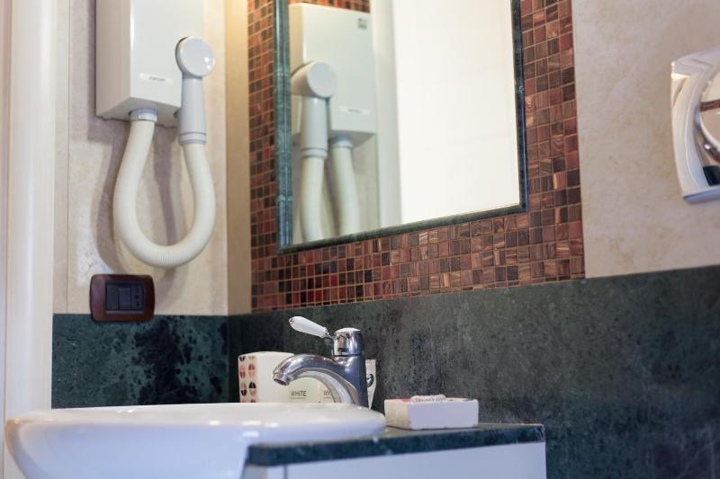 Deluxe Double Room image 4