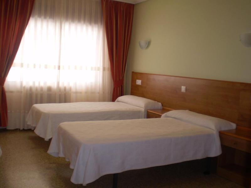 Double or Twin Room image 4