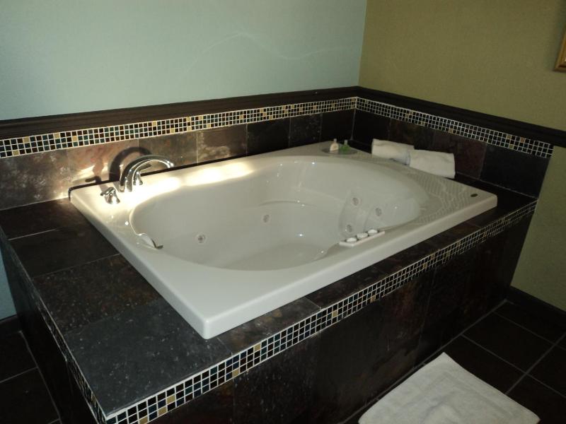 King Room with Spa Bath image 2