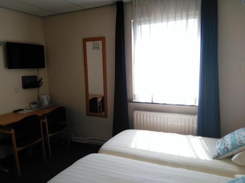 Small Twin Room image 3