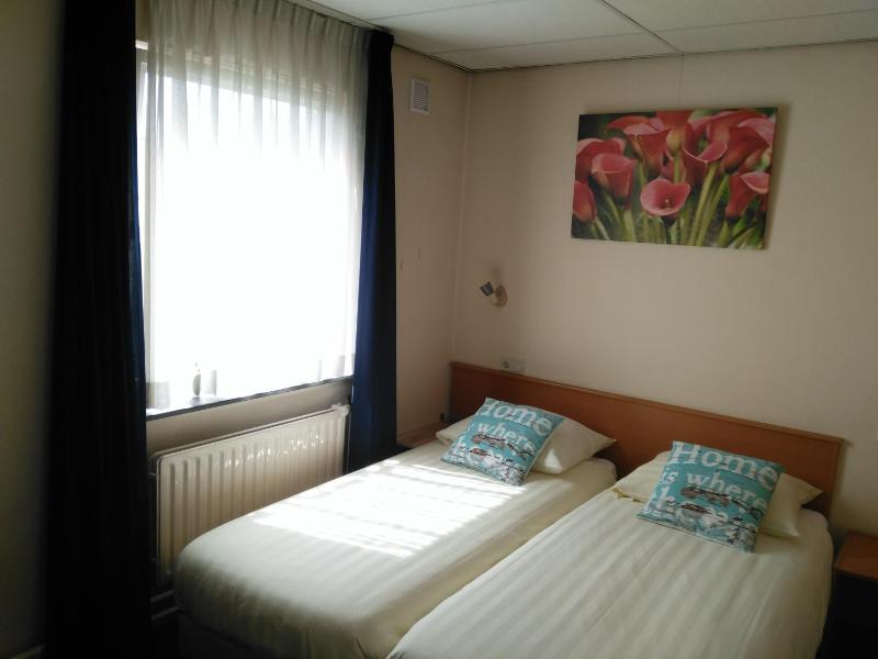 Small Twin Room image 2