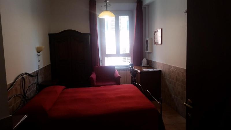 Double Room with Bathroom image 2