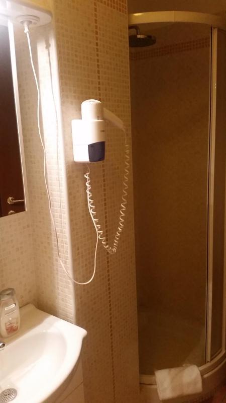Double Room with Bathroom image 4