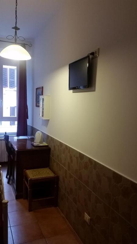 Single Room with Bathroom image 3