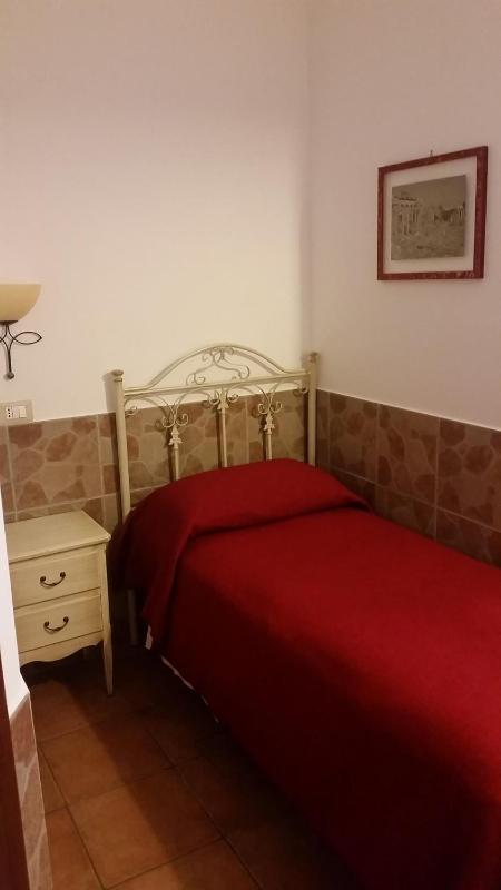 Single Room with Bathroom image 4