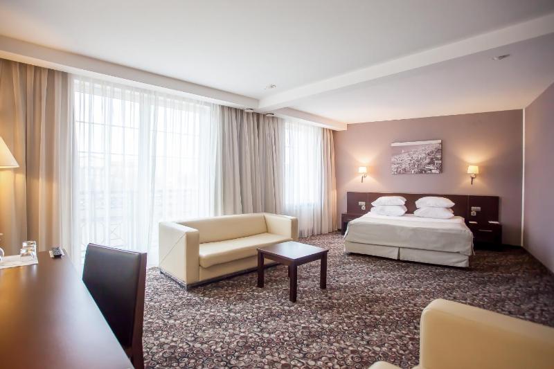 Executive Room with City View image 2