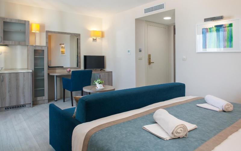 Deluxe Double Room with Side Sea View image 4