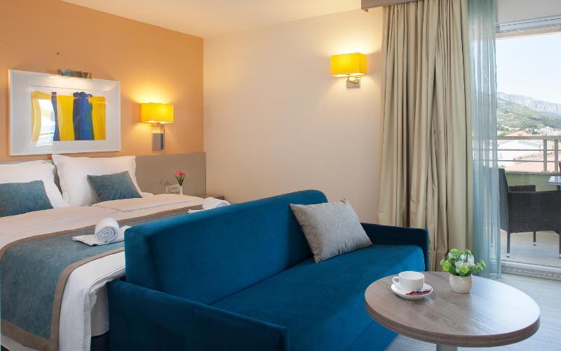 Deluxe Double Room with Side Sea View image 2