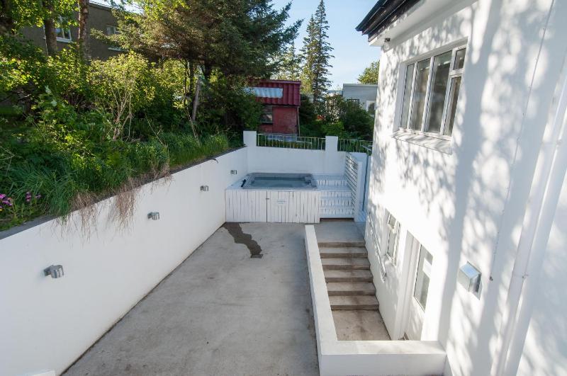 Three-Bedroom Apartment with Hot Tub image 2