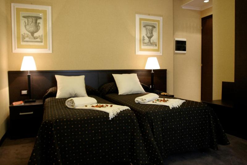 Double Room image 3