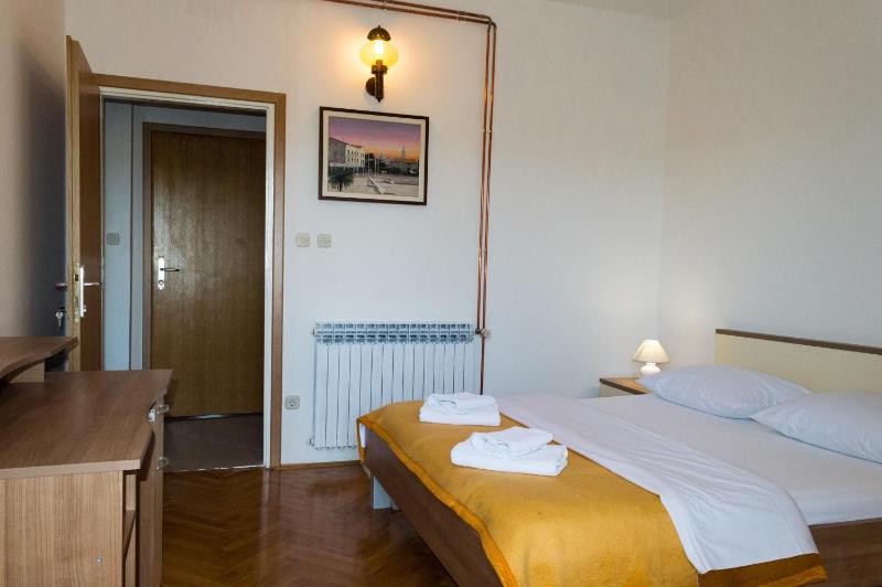 One-Bedroom Apartment with Balcony and Sea View image 3