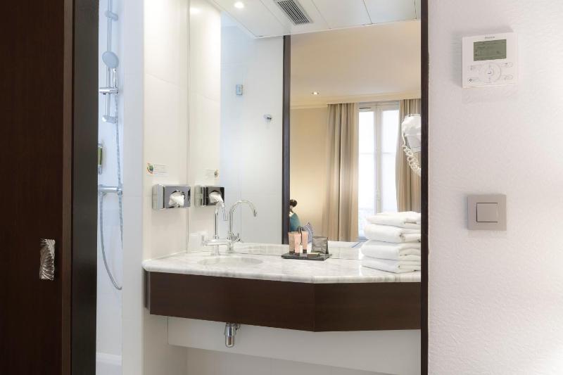 2 deluxe double Connecting Rooms image 3