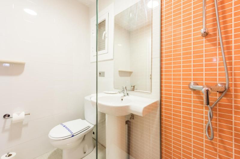 One-Bedroom Apartment with Sea View image 3