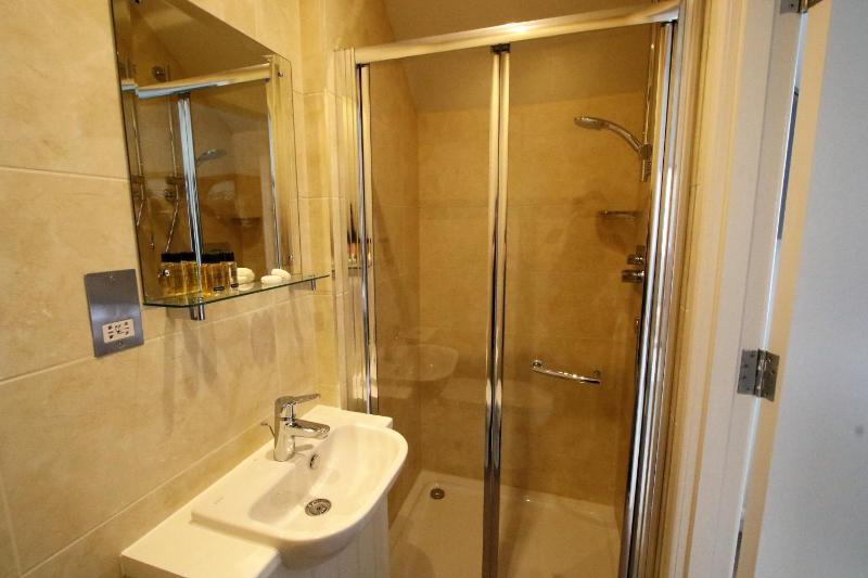 Small Double Room image 3
