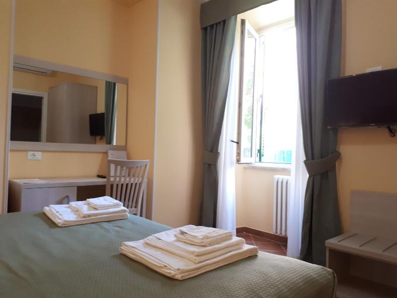 Double Room with Private Bathroom image 3