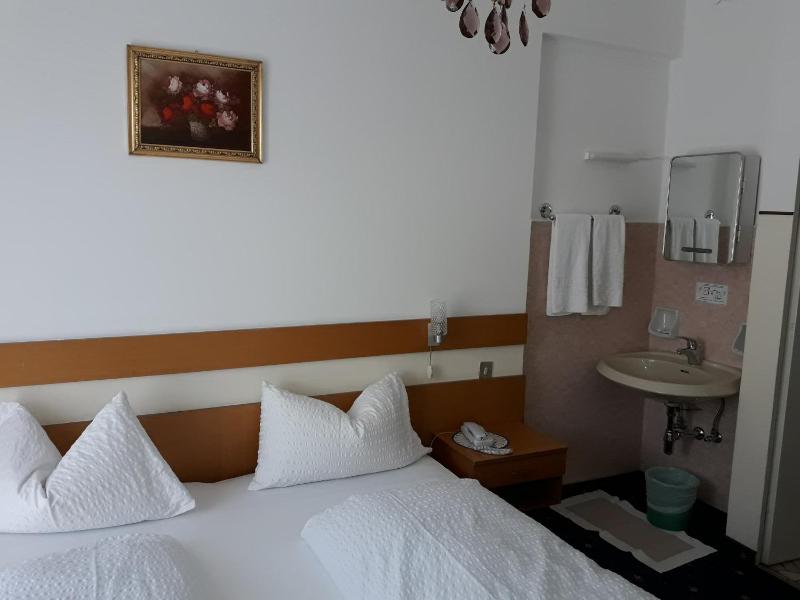Economy Double Room with Balcony image 4