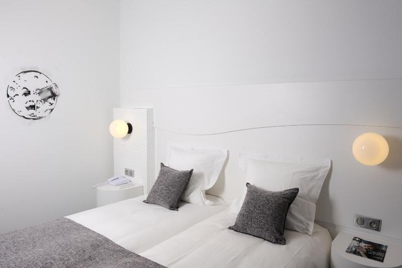 Standard Twin Room image 3