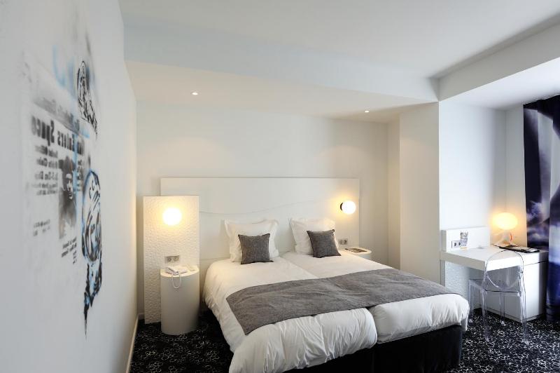 Standard Twin Room image 2