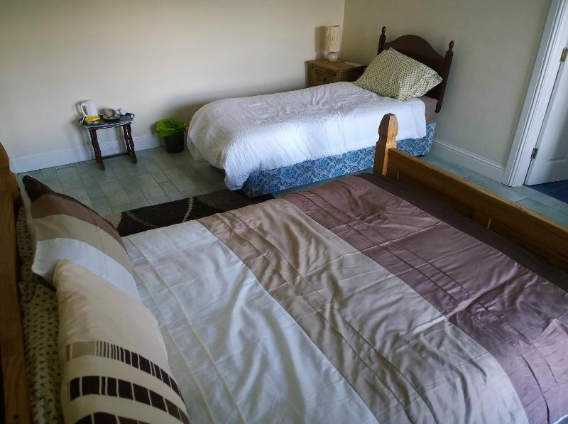Standard Twin Room with Mountain View image 3
