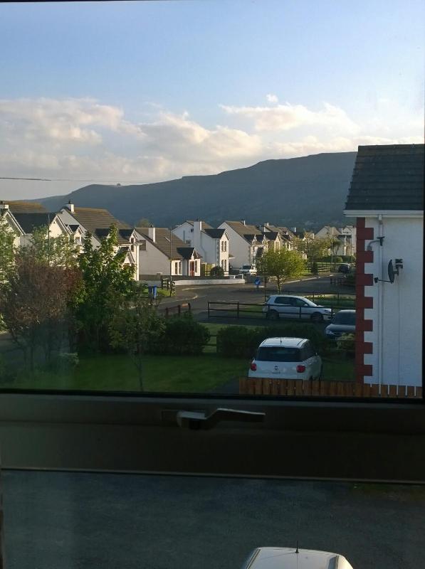 Standard Twin Room with Mountain View image 4