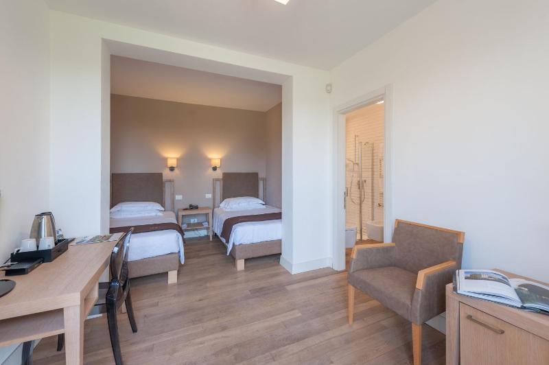 Twin Room image 4