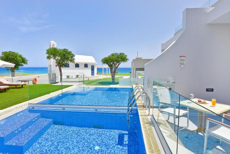 Side Sea View Grand Suite with Private Pool & Jacuzzi image 2