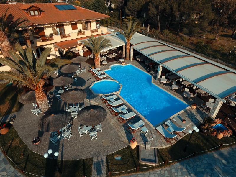 Double Room with Pool View image 3