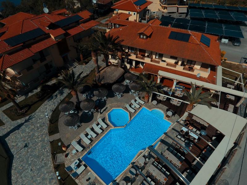 Double Room with Pool View image 4