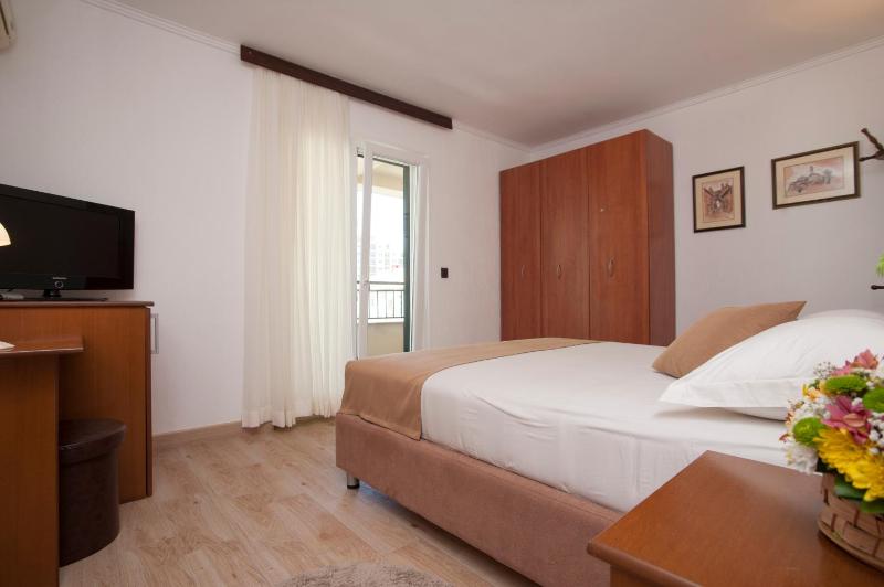 Double Room with Balcony and Garden View image 4