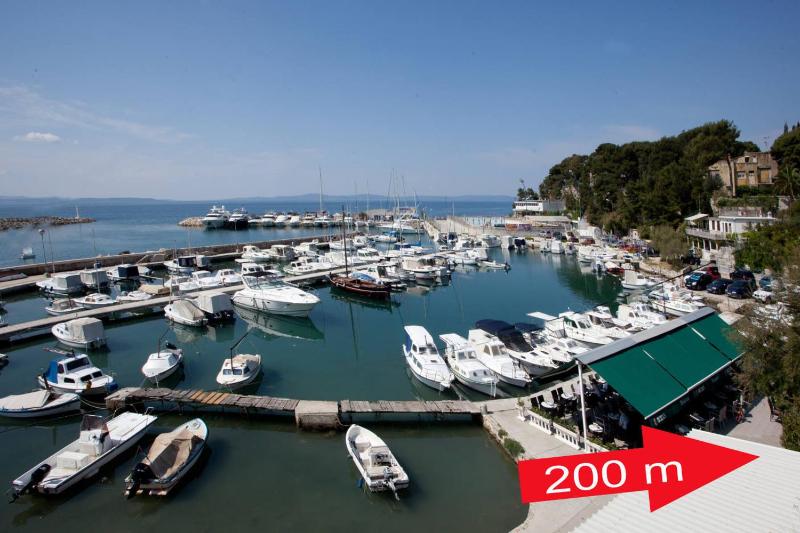 Two-Bedroom Apartment with Terrace (6 Adults)-Roosewelt Street image 2