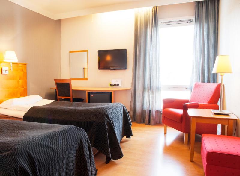 Twin Room with Bath image 2