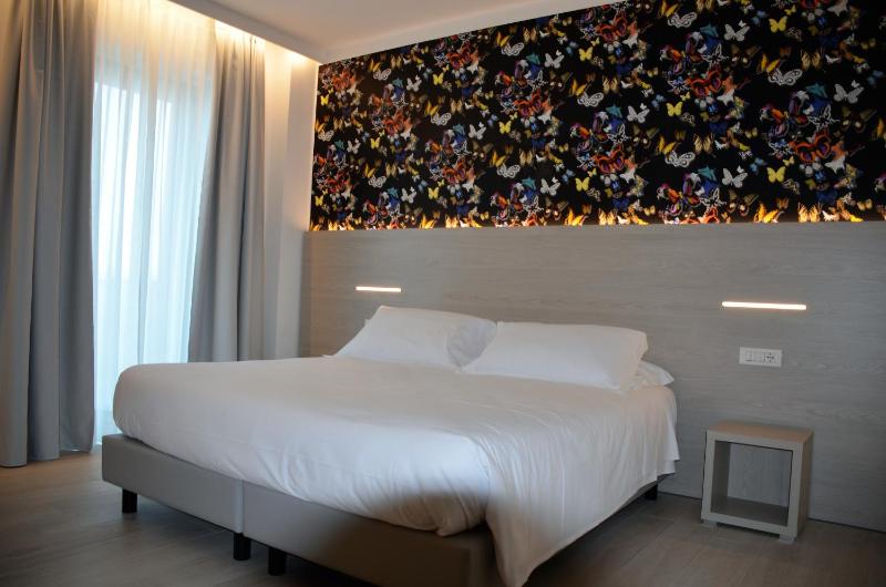 Double Room with Lake View image 4