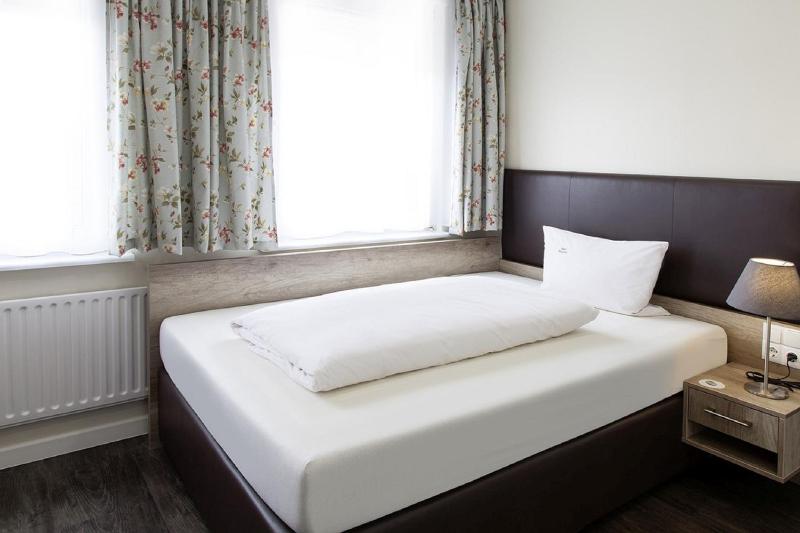 Single Room image 2