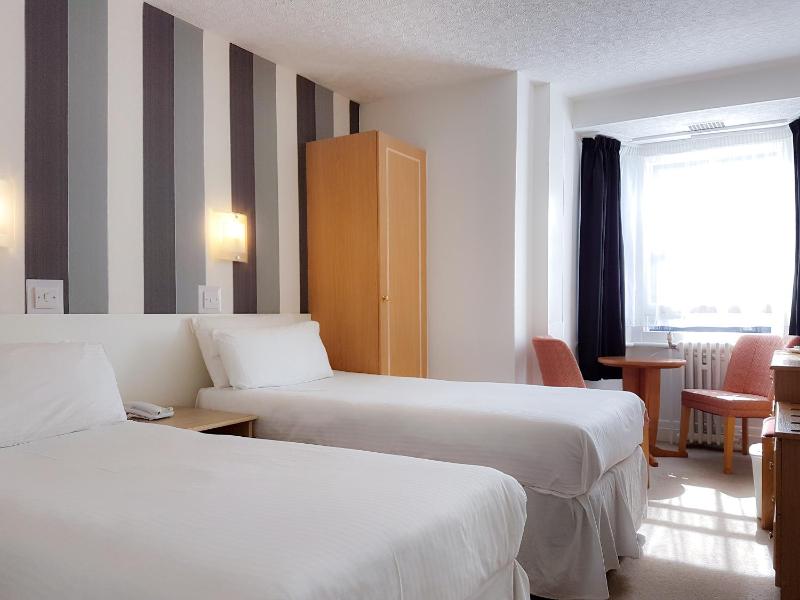 Standard Twin Room image 1