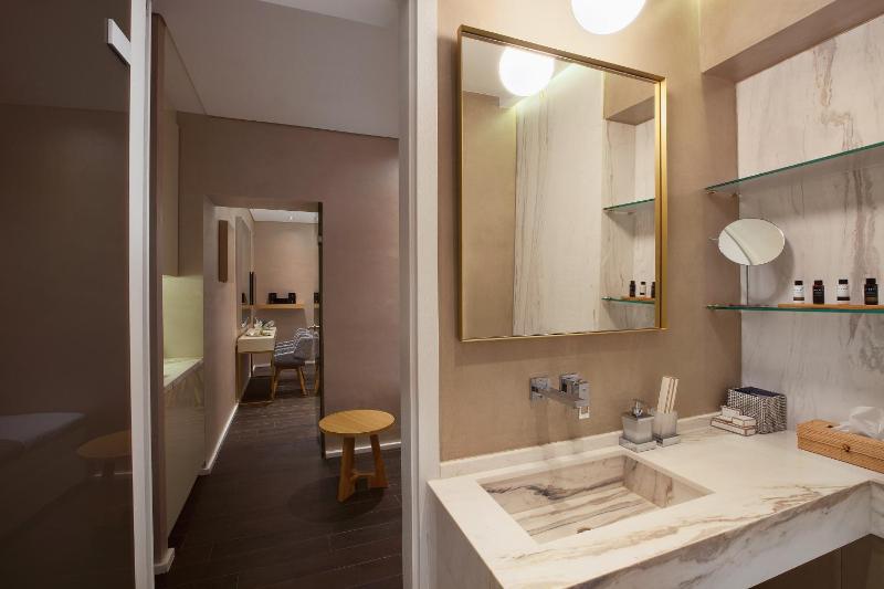 Superior Suite with Old Town View and Balcony image 3