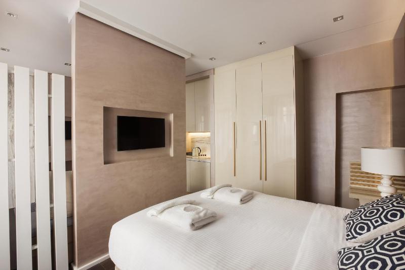 Deluxe Suite with Old Town View and Balcony image 4