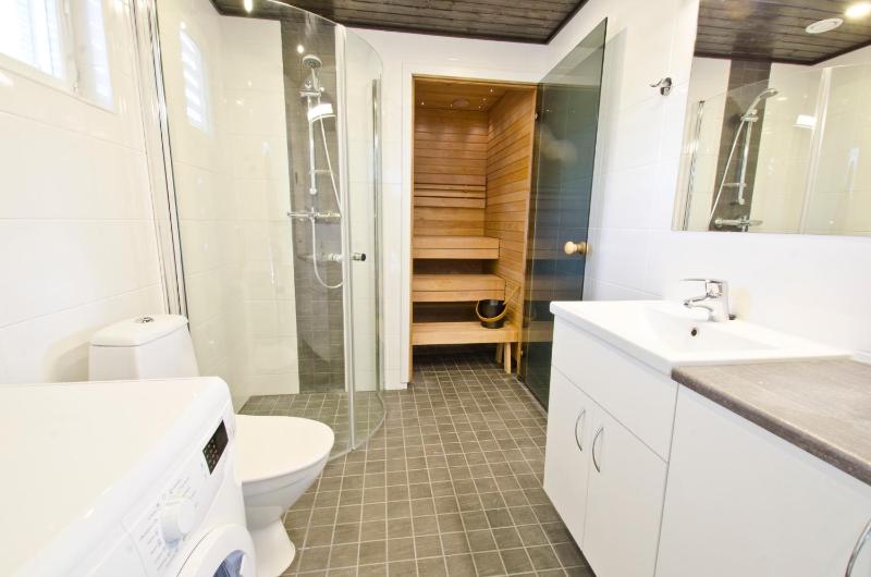 Two-Bedroom Lake Cottage (4 Adults + 2 Children) image 4