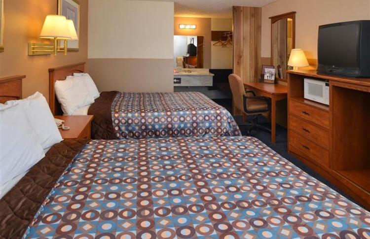 Queen Room with Two Queen Beds image 2