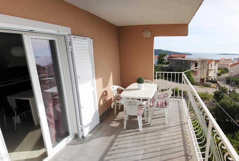 Three-Bedroom Apartment with Sea View (7 Adults) image 1