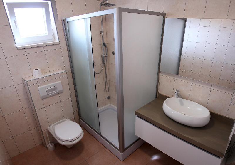 Three-Bedroom Apartment with Sea View (7 Adults) image 3