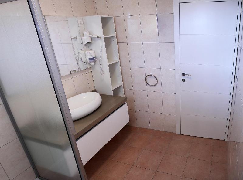 Three-Bedroom Apartment with Sea View (7 Adults) image 2