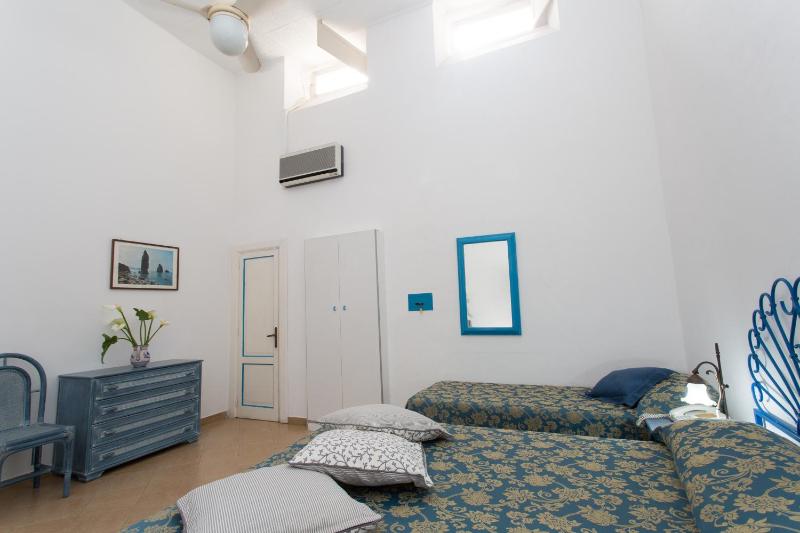 Economy Quadruple Room image 1